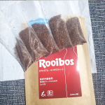 ❤プレミアムルイボスティーをいただきましたのでお試ししました！軟水の水がはいったペットボトルの口にティーバックを差し込み先端を折り返してキャップを閉め、6時間後ティーバック&hellip;のInstagram画像