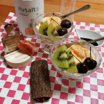 .塩バニラシナモンアイスお安いカップのバニラアイスもリブソルト岩塩とシナモンをグレーターで挽いて振りかけるとワンランクアップ 季節のフルーツも添えれば ちょっぴり高級アイスっぽい仕上がりに😜&hellip;のInstagram画像