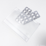 🌿⋆*◌ 抗菌 ジッパーポーチ 横長mini程よい透け感で中身が見えすぎないシンプルだけど素敵なポーチ😘ྀིいつも頭痛薬を箱ごと鞄に入れてたけどポーチに移し替えたら&hellip;のInstagram画像