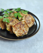 .🍳おうちごはんの一品🍳&ldquo;肉巻きズッキーニ&rdquo;厚めにカットしたズッキーニは火が通りずらいので、お肉を巻く前に焼いて、お肉を巻いてさらに焼いています😊※試していませんが、ズッキーニはレ&hellip;のInstagram画像