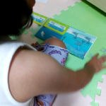 先日いただいたイルカさんのマグネットパズル。娘が部屋の隅でコッソリとはじめていました😆元々パズルが好きな娘は夫と同じくレベル5程まではスムーズに進んでいました！！その先はど&hellip;のInstagram画像