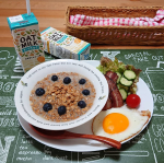 .おうちモーニングもち麦フレークにオーツミルクをかけてブルーベリー をトッピング🎵オーツミルクはオーツ麦からできた植物性ミルクマルサンアイ様からいただきました。マルサン オーツミルク&hellip;のInstagram画像
