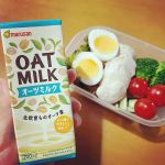 #オーツミルク・今大ブームの、オーツ麦からできた植物性ミルク🥛 ・砂糖や甘味料を使用していませんがオーツ麦を糖化させたことによる麦由来のやさしい甘さが特徴です。 ・そのまま飲んでもおいしい&hellip;のInstagram画像