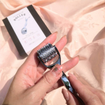 こんにちは☺.美容院に行くと、必ず「頭皮硬いですね」って言われます。「シャンプーの時にマッサージしてあげて下さいね」ってこれまた必ず言われるんですけど、、やってるんですよね、マッサージ&hellip;のInstagram画像