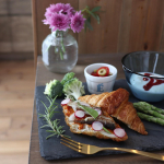 おしゃれなオイルサーディンとオリーブオイルを頂いたのでサンドイッチとトマトのマリネを👩&zwj;🍳庭でとれたバジルとラディッシュを使ったからおいしさも一入☺️このオイルサーディン、燻製されていて程よく&hellip;のInstagram画像