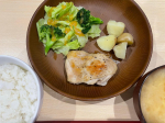 🍚私のおうちごはん🍚・白米・卵と豆腐のお味噌汁・サラダ・じゃがバター・鶏モモステーキ今日は素朴な味が多めの日です🙋&zwj;♀️本当は照り焼きにしようと思ったけど塩&hellip;のInstagram画像