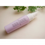 メイクの仕上げにシュッシュッと吹きかけるだけ♪ファンデ、チーク等をキープ。皮脂やテカリによるメイク崩れにお悩みの方マスク中のメイク崩れに困っている方メイクの色持ちを良くしたい方&hellip;のInstagram画像