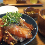 🍚🐟漬け込んだお刺身をドーーーンとのっけて漬け丼✨✨美味しすぎたー！！漬け丼のためにお刺身を多く買ったり残したりしちゃいますよねー漬けがのってないと（2&hellip;のInstagram画像