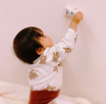 以前も紹介させていただいた、　@palapeli_baby 様のガーゼハンカチ＆ラトルセット✨1歳を過ぎても音の鳴るおもちゃはまだまだ大好きです😍最近、チャイルドシートやベビーカー拒否&hellip;のInstagram画像