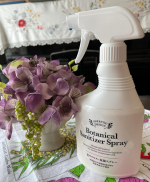 ボタニカルサニタイザースプレー��見た目もおしゃれで部屋に置いていても気分よいシュッとひとふきで除菌、抗菌、消臭�出来る優れものですうちは英語教室なんで常に気をつけています&hellip;のInstagram画像