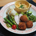 .ワンプレートランチいつだったかの休日のおうちランチは作り置きおかずなどを色々ちょこちょこと盛り付けて。おにぎりは冷凍ごはんをレンチンして 缶詰のコーンとこんぶ茶、バターを混ぜて握ったもの。&hellip;のInstagram画像