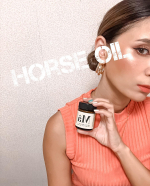 ..そろそろ梅雨明け？毎日暑くて、髪の毛おろしてるのしんどい😩..そんな時も、@andbh_ma_official このバームを髪に馴染ませてささっとシニヨンヘ&hellip;のInstagram画像