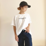 ____オーバーサイズが可愛い♡今の季節にぴったりな使い勝手抜群@assacjapan のオリジナルロゴ入りTシャツ。オーバーサイズのTシャツの袖を一回折り返して着&hellip;のInstagram画像