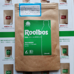 水を入れたペットボトルに細長いティーバッグを差し込み6時間でオーガニック生葉ルイボスティーが出来上がるカフェインレス故郷は南アフリカ共和国、クランウィリアム#タイガールイボスティー #&hellip;のInstagram画像