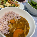🍛梅雨明けいよいよ夏が来るー🏄&zwj;♂️海行きたいなー夏といえばカレー🍛玄米酵素さんのもっちもちのご飯で美味しくいただきましたー✨北海道産の玄米と雑穀をブレンドされたこ&hellip;のInstagram画像