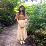 @assacjapan 様からTシャツ頂きました👕今回はスカートと合わせてみたけどオーバーサイズになってるからダボって着るのも絶対かわいい❤︎色んな着方が楽しめそ〜✌🏻（髪伸びたな&hellip;のInstagram画像