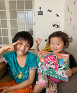 ..夏休みにやらせようと思って隠していたのに見つかったびようしごっこができる、かみこうさくセット中は見開きで、たくさんの動物と髪の毛になる折り紙？があって、.もくもくとやりだしたら止ま&hellip;のInstagram画像
