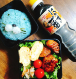 今日から夏休み(人 &bull;͈ᴗ&bull;͈)児童クラブのお弁当が必要な次男のお弁当🍱#ぼのぼの #ホシサン さんの#にたき一番　で作ったつくねにかけて照りが出るまで煮詰めるだけでテリッテリの#つく&hellip;のInstagram画像