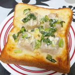 マルハニチロ☆五目シュウマイトースト♪アレンジレシピということで、食パンに醤油マヨを塗って、五目シュウマイとネギをのせて、粉チーズをトッピング！トースターで焼いて完成ヽ(=&acute;▽`=)ﾉちょっとラー&hellip;のInstagram画像