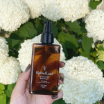 最近私が使っているヘアオイル。デジパーをしてから、コテタイムがなくなって暑い時期はとくにいいかも。濡らすだけでふわふわしてくれて、なんて朝が楽なんだーオイルはお風呂上がりの髪につけ&hellip;のInstagram画像