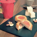 このパイ美味しい！香り楽しむこと重視でスパイスの比率にこだわったパイって聞いて気になってたけど食べると納得。アーモンドクリームにシナモンとアニスを効かせてあって桃のジャムがのってるやつ。甘さ程々&hellip;のInstagram画像