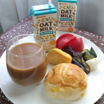 連休明けの在宅勤務は、やっぱりグタグタでした^^;食べすぎの毎日だったので、今日から抑え気味に。お昼ごはんは、パンとぬか漬け🤣❐マルサン　オーツミルクオーツ麦からできた植物性ミルク。砂糖や&hellip;のInstagram画像