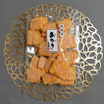あられ・おせんべいの老舗もち吉のおかき『虎焼き　海老』を食べてみたよ😊*おかきに虎の縞模様のような型押しして焼くことでサクサクとした軽い食感になるそうです👍*　しっかりと海老の&hellip;のInstagram画像