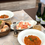 2021/07/26この日の#お昼 は、週の始まりから気分を上げるべく、ちょっぴり贅沢気分を味わえるようなランチに✨#チキンカチャトーラ#桃とモッツァレラのカプレーゼ 🍑#バジ&hellip;のInstagram画像