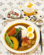 *。今宵は✨👩🏻&zwj;🍳アジアンキッチンあちか👩🏻&zwj;🍳✨・夏野菜のスパイシーチキンカレー・トマトときゅうりのマヨーグルトサラダ・マンゴーラッシー素揚げした夏野菜を盛り付け色鮮や&hellip;のInstagram画像