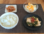 #おうちランチ鶏の味噌マヨ焼き(玉ねぎ、ピーマン)きんぴらごぼうマカロニサラダ今日は食べないでおこうと思っていたのに、また誘惑にまけて、、、夕飯前に#おやつ&hellip;のInstagram画像