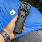 アウトドア用の虫除けをキャンプで試しました🏕肌に薬剤をつけずに虫除けできるのは嬉しいポイント😊使用方法も簡単で確かにこれの近くでは虫に刺さされませんでした！吊るしやすい感じ&hellip;のInstagram画像