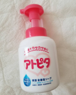 ◡̈*✧6ヶ月の息子にアトピタ使ってみました☺💓特別デリケート肌な訳ではないけれど、赤ちゃん特有の乾燥が気になったので😣💦泡出るタイプでポンプ式なのでワンプッシュするだけで優しく洗えちゃう🎵&hellip;のInstagram画像