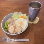 最近のお昼ご飯は「北海道玄米雑穀」🍚玄米と雑穀がブレンドされてて、もちもち、ぷちぷち食感がたまらない〜✨ご飯に混ぜて炊くだけなので、楽ちんです🙋&zwj;♀️試したレシピの中でも、特に枝豆チーズお&hellip;のInstagram画像