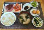 #おうちランチ今日は#まごわやさしい #和食ご飯やっとお買い物行ったので#お刺身定食ま&rarr;枝豆ご&rarr;ゴマわ&rarr;わかめや&rarr;小松菜さ&rarr;お刺身し&rarr;えのき&hellip;のInstagram画像