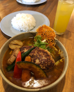 ♩カイエンオルタナさんでスープカレーをいただきました𓌈メニュー迷ってしまったけどホエー豚ハンバーグスープカリーにしました⚮̈𓈒𓏸北海道産ホエー豚を使用しており10種&hellip;のInstagram画像