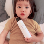 へちまの匂い、気に入ったようです🍆シャカシャカして遊んでる。さっぱりした塗り心地なので夏に良い！上の子のあせもがちょっと良くなったような。。またレポします😆#neonatura&hellip;のInstagram画像