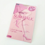 ※※※スリムウォークのストッキング初めて使ったらいい感じ。すごくぴったり着圧が気持ちよくて脚も少しスッキリ見えるような。仕事で立ちっぱなしの時はこれ使おう。履く時ちょっと引っぱるので伝線さ&hellip;のInstagram画像