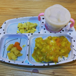 モニターです♪可愛いプレートがあたりました🥰早速本日の晩御飯に使いました‼︎芋めちゃ被ってるw下の子にプレートで出すのは初めてだったけど自分で掴んでパクパク食べてました‼︎&hellip;のInstagram画像