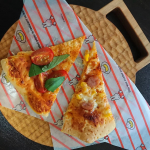 6才の娘が一人で捏ねたピザ🍕とってもきれいに焼き上がりました💕ピザ作りは娘担当にしても良いくらい！あっと言う間に無くなりました(笑)#初めてのピザ作り #ピザ #手作り #&hellip;のInstagram画像