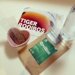 .大好きなルイボスティー(*&acute;-`)🍵.前日の夜ペットボトルに茶葉を入れて、翌朝にはできあがり🙌.煮出す必要がないし、そのまま仕事にも持っていけます。.水出しなのにしっかり&hellip;のInstagram画像