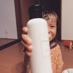 上の子のあせもが治った〜！！！皮膚科行くほどじゃないけど、気になってたのでうれしい😂よかったね❤️上の子は暴れ回って写真撮れへんかったので、ノリノリの下の子を。笑2枚目は私の手&hellip;のInstagram画像