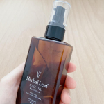 『ハーバルリーフ オーガニックヘアオイル』を使ってみました！髪は傷むと元に戻らないので、こうしてケアというかコーティングしていくしかないですよね（笑）でも何でもいい！ってわけじゃないから、6種類の天然&hellip;のInstagram画像