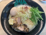 .新しくできたラーメン屋さん「キラメキノトリ」鶏白湯の塩と醤油を、お昼に。ガツンと鶏のダシが出てて、結構こってりな味。それぞれトッピングが違って、どちらも美味だった〜そして&hellip;のInstagram画像