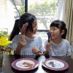 こんにちは☺.縁日気分を楽しめる製菓材料をいただいたので楽しみました✨..【金魚すくいゼリー】ぷるっとやわらかなゼリーにいちご風味の練り切りで 作った金魚を泳がせて。 水槽みた&hellip;のInstagram画像