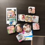 冷蔵庫に娘達のマグネットたくさん💙💚💛💜❤💗💖あぁ、小さかったなぁ〜もっかい新生児の頃の2人に会いたい♡みんなのバッジめっちゃ早く届くしいつもお世話になってます(*^^*)・・&hellip;のInstagram画像