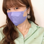 不織布のカラーマスクは増えてきたけど、この形のは珍しくて初めて見た🥲🤍！マスクって顔が大きく見えがちだけど、この形は顔にぴったりフィットしてくれるのが良い😭✨この形のマスクってウレタンのものが&hellip;のInstagram画像