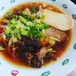 当たったからラーメンくるよー！と言ったら子どもたちは今日一日ルンルンで待ってました♪ちょうど18時に持ってきてくれたので、すぐ鍋でグツグツ。楽チンに晩御飯準備完了でした！下の子が残したラーメンも上の子&hellip;のInstagram画像