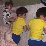 上下関係？笑寝顔は癒されるね💕 #雲のやすらぎプレミアム  #マットレス #睡眠 #夏のすやフォトコンテスト #monipla#itty_fanのInstagram画像