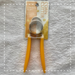 .キュートクック丸ごととうもろこしの粒だけカットギザギザの刃の部分をとうもろこしの芯にセットグッと押し込むハンドルを握ってとうもろこしの太さに合わせる。カッターととうも&hellip;のInstagram画像