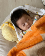 昼間の眠りは浅め&hellip;だけど最近このライオン枕🦁を使うと30分寝てくれることが多い♡なかったら降ろすと5分とかじゃけどね‼︎夜はお兄ちゃんたちの寝息も聞こえるからか、暗いからかしっかり寝るから助かりま&hellip;のInstagram画像